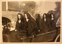 Fotografie "Frauen auf dem Bauern-Leichenwagen"